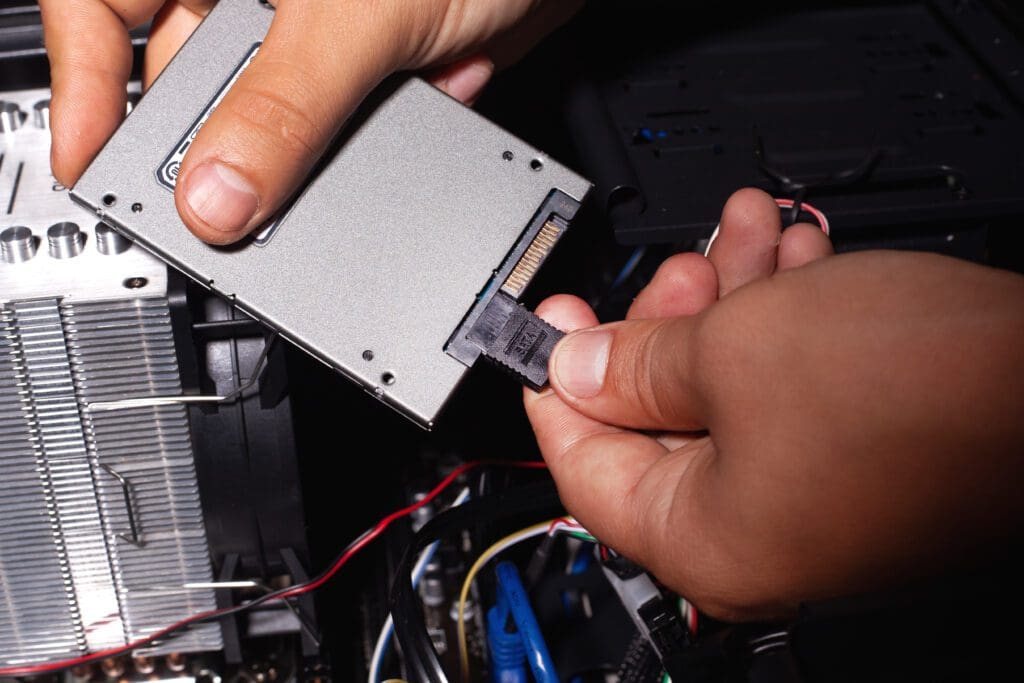 Wie baut man eine SSD-Festplatte ein und aus?